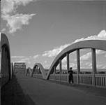Audrey James walking on a bridge in southern Saskatchewan 8 août 1954.