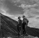 Audrey James et Helen Salkeld sur une montagne, Kananaski, Alberta August 15, 1954.