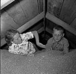 Deux enfants de la famille Salkeld jouant dans un grenier à grains, Eston, Saskatchewan 9 août 1954.