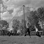 Enfants s'amusant sur une structure de jeux, Ouest canadien 1954.