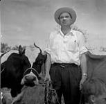 Eugene Derksen sur une ferme à Saint Labre, Manitoba June 2, 1956.