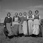 Groupe de filles huttériennes (Christina Gross, deuxième à partir de la droite), Headingley, Manitoba 5 août 1954.