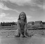 Fille jouant dans l'eau, Swan River, Manitoba June 23, 1956.