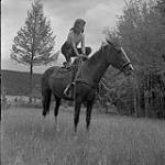 Jeune cow-girl debout sur un cheval, William Lake, Colombie-Britannique [ca1954-1963]