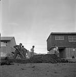 Men working outside, Kitimat, British Columbia 13 juin 1956.