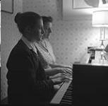 Gros plan de deux femmes jouant au piano [ca1954-1963]