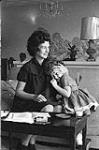 Femme serrant un enfant dans ses bras [ca.1954-1963]