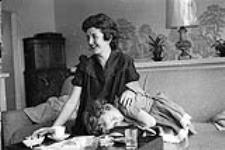 Femme assise avec un enfant [ca.1954-1963]