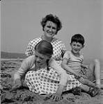 Femme et deux enfants [ca1954-1963]