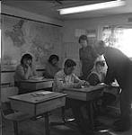 Bob Green (droite), directeur du centre de réhabilitation d'Apex, dans une salle de classe, baie Frobisher, T.N.-O., [Iqaluit (anciennement baie Frobisher), Nunavut] [between June-September, 1960].