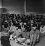 Enfants dans une salle de classe, baie Frobisher, T.N.-O., [Iqaluit (anciennement baie Frobisher), Nunavut] [entre 17 juin-13 juillet 1960].