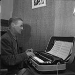 Gordon Hollingsworth jouant au piano électronique, baie Frobisher, T.N.-O., [Iqaluit (anciennement baie Frobisher), Nunavut] [between June-September, 1960].