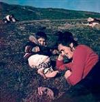 Alma Houston et son fils Sam, Cape Dorset, Nunavut [entre juin-septembre 1960].