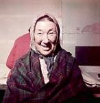 Femme à Port Burwell, QC [Killiniq (anciennement Port Burwell), Nunavut] August, 1960.