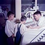 Patient avec deux enfants à l'hôpital Charles Camsell, Edmonton, Alberta [ca 1955-1963]