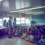 Enfants dans une salle de classe, baie Frobisher, T.N.-O., [Iqaluit (anciennement baie Frobisher), Nunavut] [between June 17-July 13, 1960].