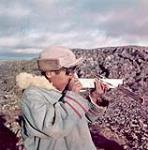 Garçon utilisant une arbalète, Cape Dorset, Nunavut [entre juin-septembre 1960].