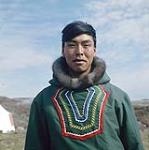 Kananginak Pootoogook, président de la West Baffin Co-operative, Cape Dorset, Nunavut [entre juin-septembre 1960].