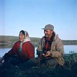 Alex Stefinsson et sa femme [Mabel Stefinsson], près de Tuktoyaktuk, T.N.-O. 23 juillet 1956.