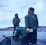 Trois chasseurs de phoques [à l'arrière, Laisa Qaqjurajuk; au milieu, Oshweetuk; au front, Simigak Simionie] baie Frobisher, T.N.-O., [Iqaluit (anciennement baie Frobisher), Nunavut] [entre juin-septembre 1960].