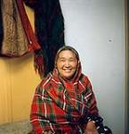 Femme drapée dans une couverture rouge, île de Baffin, Nunavut [entre juin-septembre 1960].
