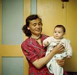 Femme tenant un bébé, île de Baffin, Nunavut [between June-September, 1960].