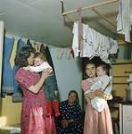 Women holding children, Baffin Island, Nunavut [entre juin-septembre 1960].