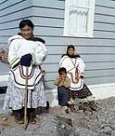 Femme avec deux enfants, baie Frobisher, T.N.-O., [Iqaluit (anciennement baie Frobisher), Nunavut] [between June 17-August 24, 1960].