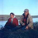 Alex Stefinsson et sa femme [Mabel Stefinsson], près de Tuktoyaktuk, T.N.-O. 23 juillet 1956.