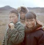 Deux filles et un garçon, Cape Dorset, Nunavut [entre juin-septembre 1960].