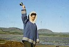 Joan Ryan ringing a school bell, George River, Quebec [entre juin-septembre 1960].