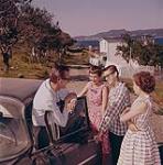 Le magistrat Jack White discutant brièvement avec des jeunes du hameau isolé de Curzon, Terre-neuve août 1960
