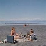 [Homme et femme piqueniquant sur la plage, Colombie-Britannique] 1956