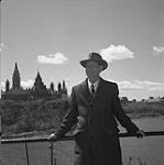 Sénateur James Gladstone derrière le Parlement, Ottawa 1958