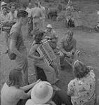 Captain of the clouds (Les chevaliers du ciel), groupe autour d'une joueuse d'accordéon. North Bay, Ontario août 1941