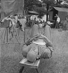 Captain of the clouds (Les chevaliers du ciel), un homme se repose sur un banc. North Bay, Ontario août 1941