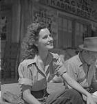 Captain of the clouds (Les chevaliers du ciel), dame assise à l'extérieur d'un poste de traite. North Bay, Ontario août 1941