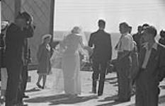 Gaspé 1951, (E) les nouveaux mariés et le prêtre à l'extérieur de l'église 1951