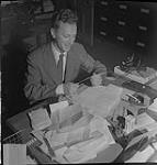 Enregistrement en studio de Happy Gang, sept. 1941, homme qui lit des lettres septembre 1941
