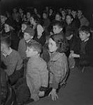 Cours d'art pour enfants, Lismer, groupe d'enfants assis sur le sol [entre 1939-1951].