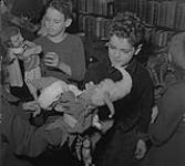 Cours d'art pour enfants, Lismer, deux garçons avec des marionnettes [entre 1939-1951].