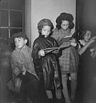 Children's Art Classes, Lismer's, children reading books [entre 1939-1951].
