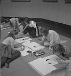 Cours d'art pour enfants, Lismer, filles en train de peindre [between 1939-1951].