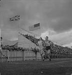 Highland Games, Antigonish, Aug. 1940, two athletes running  [entre 1939-1951].