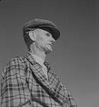 Highland Games, Antigonish, Aug. 1940, man wearing plaid jacket and hat [entre 1939-1951].