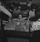 Cours d'art pour enfants, Lismer, fille portant un tablier avec un pinceau à la main [entre 1939-1951].