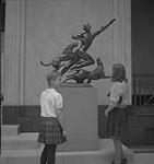 Cours d'art pour enfants, Lismer, deux filles regardant leur sculpture [entre 1939-1951].