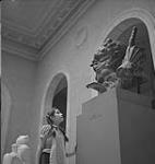 Cours d'art pour enfants, Lismer, fille regardant leur sculpture [entre 1939-1951].