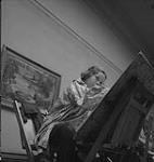 Children's Art Classes, Lismer's, girl painting [entre 1939-1951].