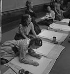 Cours d'art pour enfants, Lismer, filles en train de dessiner [entre 1939-1951].